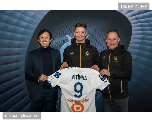 沃尔夫斯堡正式买断里昂右后卫昆贝迪，签约至2029年