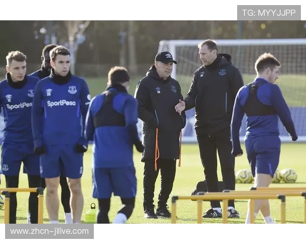 更衣室里的温情时刻：老将克洛泽为年轻球员系鞋带