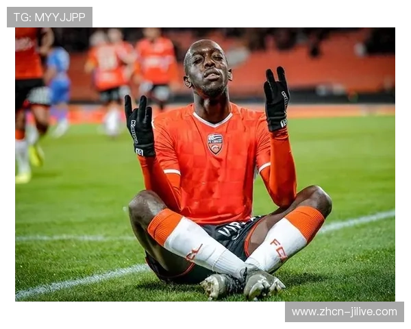 洛里昂球员围圈庆祝，客场爆冷狂喜