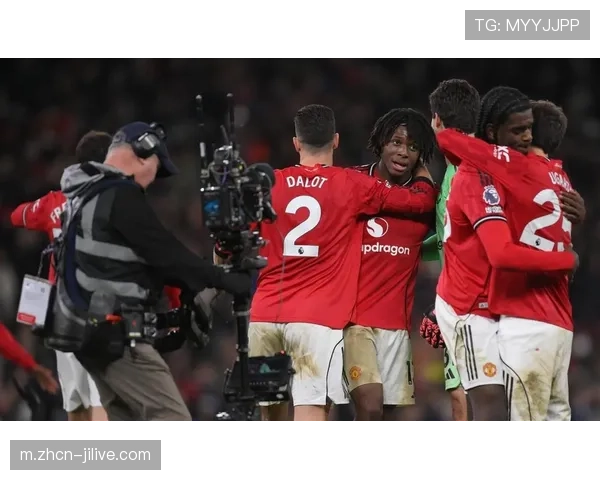 曼联老特拉福德翻新计划公布,容量提升至8万人 曼联老特拉福德翻新计划公布,容量提升至8万人