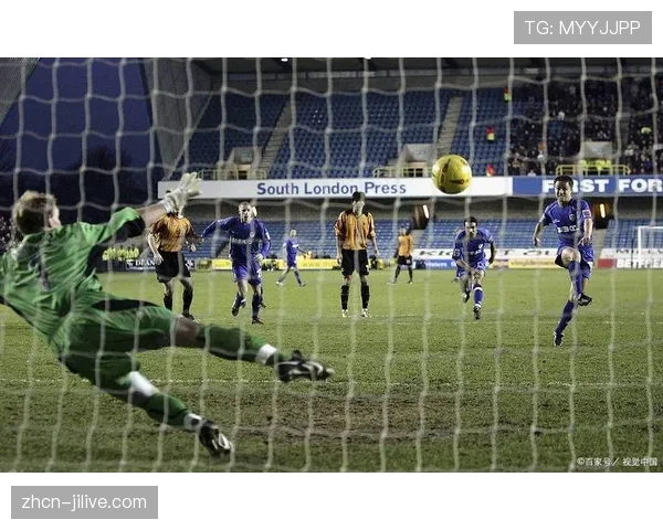 现场：法兰克福主场因球迷投掷杂物比赛中断五分钟，裁判警告可能腰斩